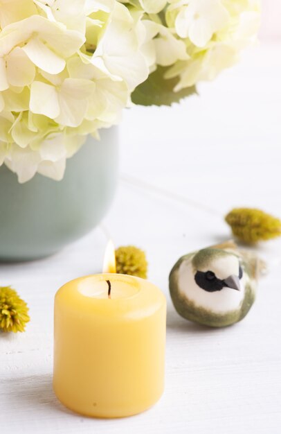 hortensia flores en jarrón y velas encendidas