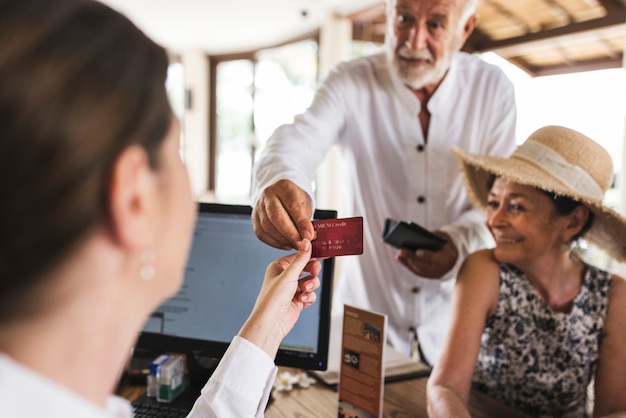 Hóspedes que fazem check-in em um hotel