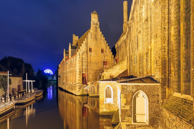 Hospital da visão noturna de St John, Bruges, Bélgica.