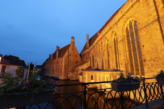 Hospital de San Juan en la noche en Brujas Bélgica