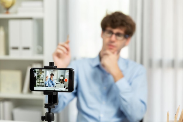 Host-Kanal von Influencer mit Smartphone verschwommenes Bild Fokussierung Gesicht Gusher