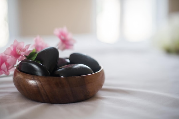 Hot black stone spa e conceito de cuidados de saúde