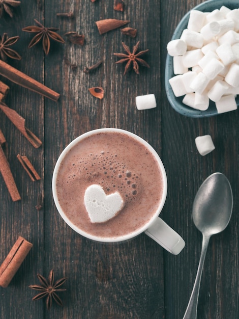 Foto hot chocolate with marsmallow in heart shape