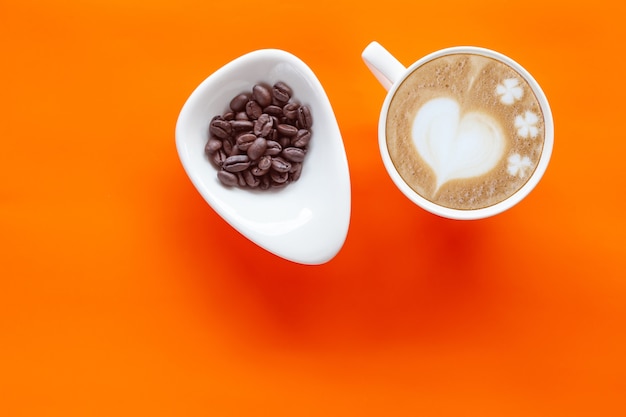 Hot Coffee Latte Art Heart no fundo da cor.