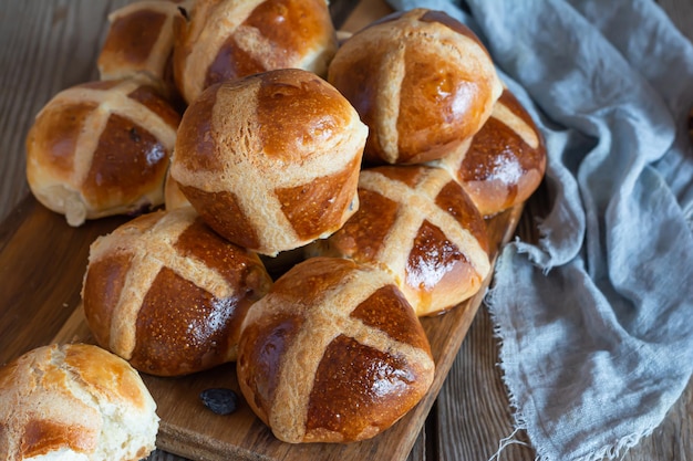 Hot Cross Buns mit Rosinen ein traditionelles englisches Gebäck für die Osterwoche