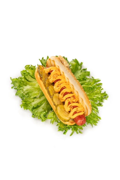 Hot Dog auf einem weißen isolierten Hintergrund Bratwurst in Soße