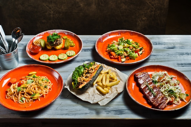 Hot Dog, Barbecue Schweinerippchen, Steak, Carbonara Paste und Krabbensalat.