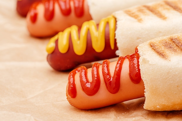 Foto hot dog clásico con mostaza y ketchup.