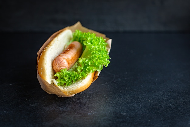 Hot Dog Fast Food Wurst Sandwich und Tomatensauce Salatblatt