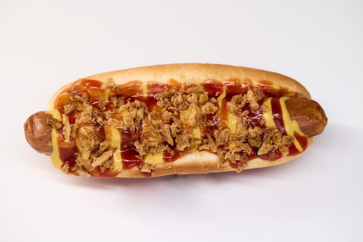 Foto hot dog gourmet com coberturas crocantes juntamente com um delicioso molho para sabor extra