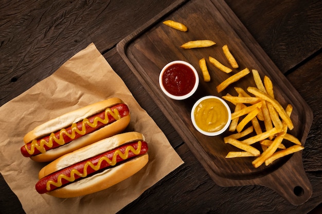 Hot dog con ketchup y mostaza amarilla