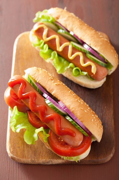 Hot dog con ketchup mostaza y verduras