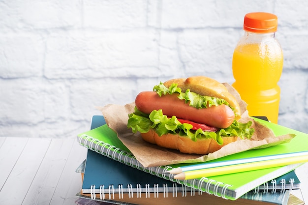 Hot dog con lechuga, tomate y chorizo