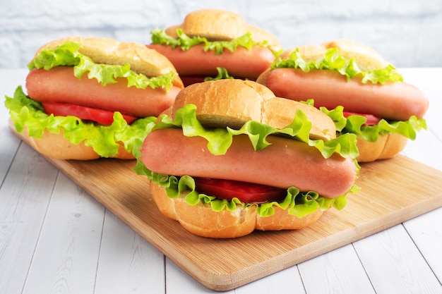 Hot dog con lechuga, tomate y chorizo