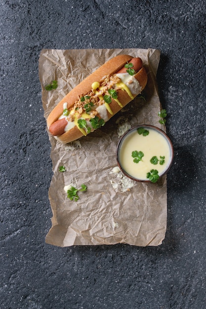 Hot Dog mit Käsesauce und Senf