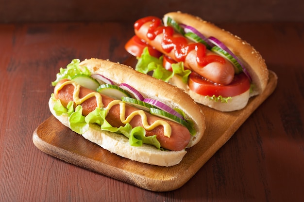 Hot Dog mit Ketchup-Senf und Gemüse