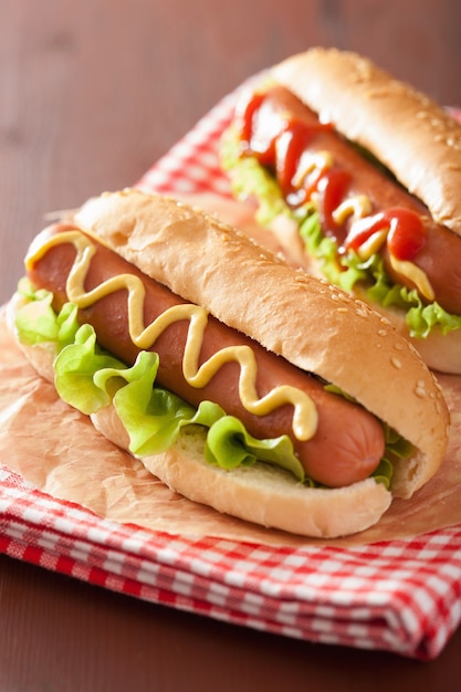 Hot Dog mit Ketchup-Senf und Salat