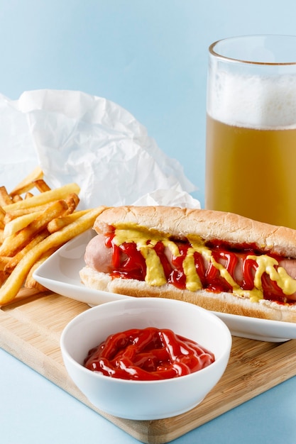 Hot Dog mit Pommes und Bier