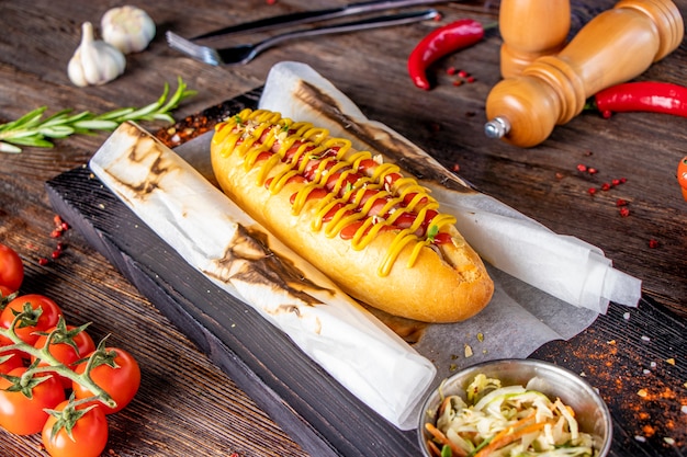 Hot Dog mit Wurst befindet sich auf einem Holzbrett