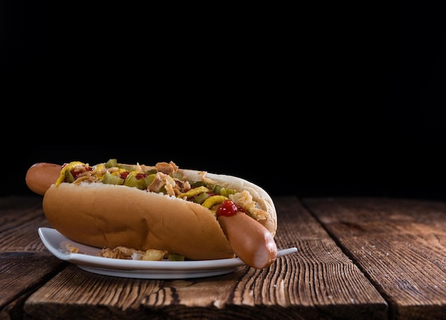 Hot Dog mit Zwiebeln, Gurken und Saucen