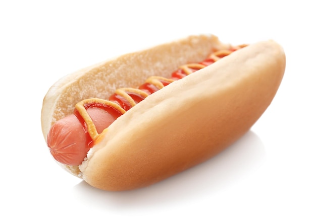 Hot Dog con mostaza y ketchup aislado en blanco