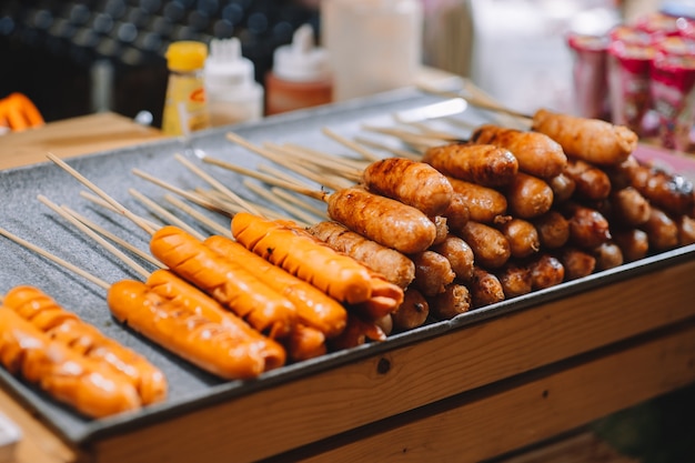 Hot dog con palitos comida de estilo asiático street food