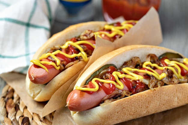 Hot dog a la parrilla con salsa de tomate y mostaza amarilla