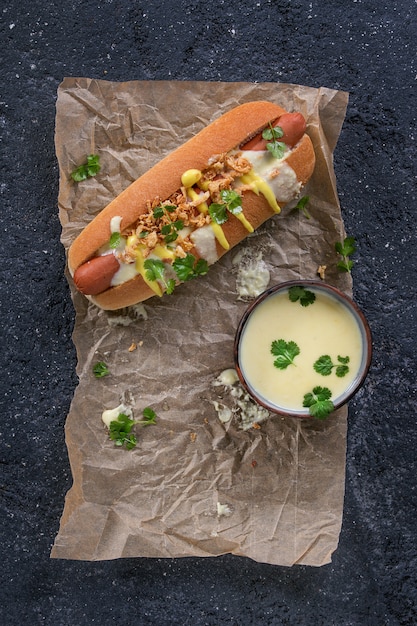 Hot dog con salsa de queso y mostaza