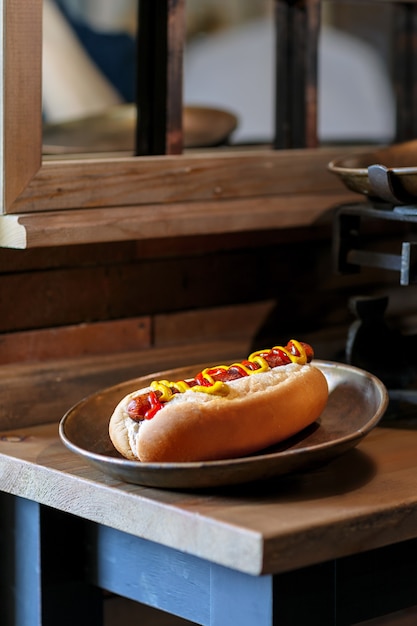 Hot dog con salsa de tomate y mostaza amarilla