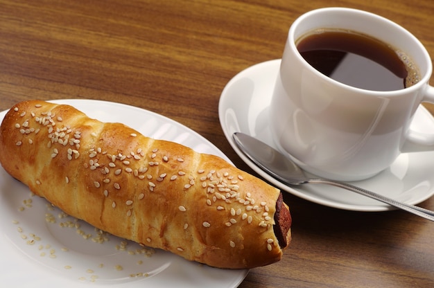 Hot Dog und Tasse Kaffee auf dem Tisch