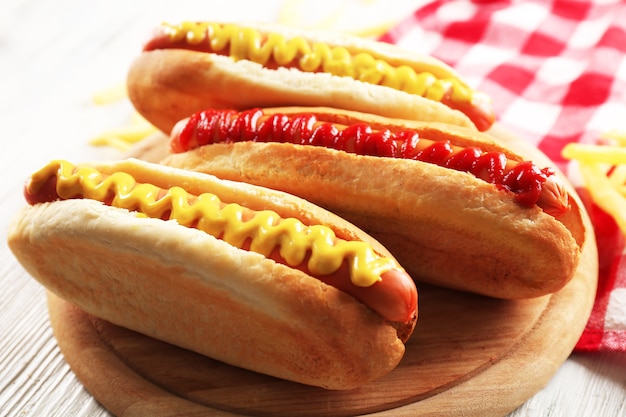 Hot Dogs mit Bratkartoffeln Nahaufnahme