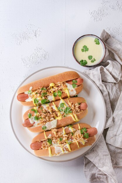 Hot Dogs mit Käsesauce und Senf