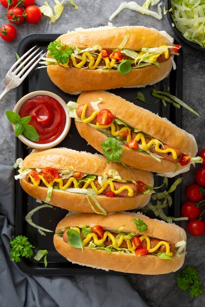 Hot Dogs mit Senf und Salat auf dunklem Hintergrund. Hausgemachte Lifestyle-Hot-Dog-Sandwiches