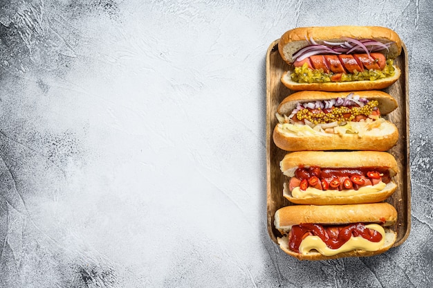 Hot Dogs mit verschiedenen Belägen