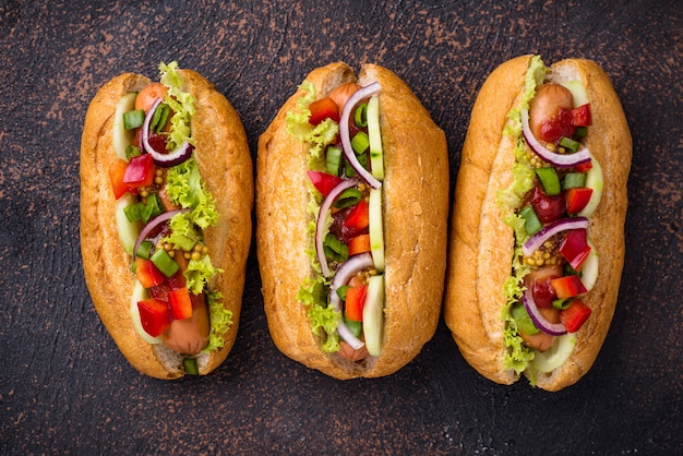 Hot Dogs mit Wurst, Saucen und Gemüse