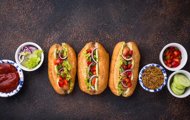 Hot Dogs mit Wurst, Saucen und Gemüse