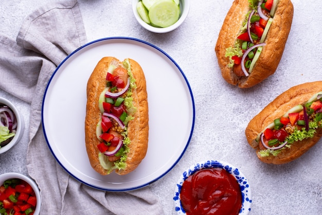 Hot Dogs mit Wurstsaucen und Gemüse