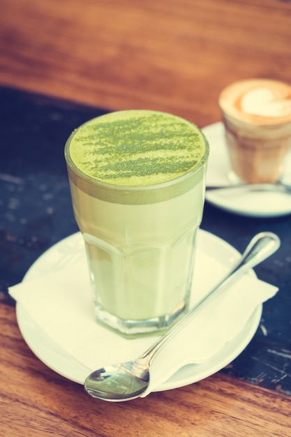 Foto hot matcha grüner tee latte tasse