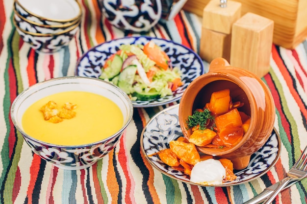 Hot-Pot-Suppe und Salat auf einem Tisch