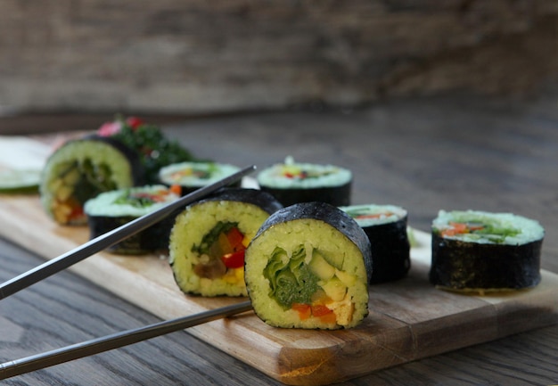 Hot roll set sashimi de comida japonesa em fundo de madeira com limão e pauzinhos