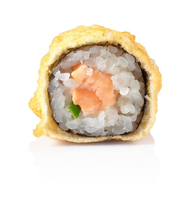 Hot Roll Tempura mit Lachs und Avocado im Teig auf weißem Hintergrund