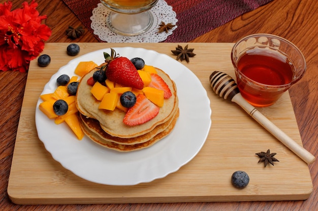 Hotcakes servidos listos para el desayuno Hotcakes decorados con fresas