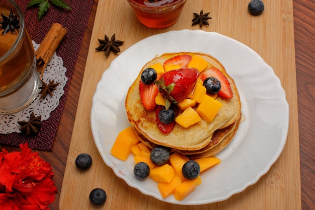 Hotcakes servidos listos para el desayuno Hotcakes decorados con fresas