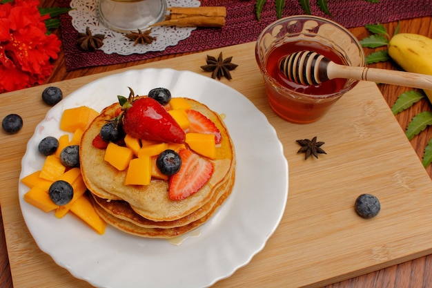 Hotcakes servidos listos para el desayuno Hotcakes decorados con fresas