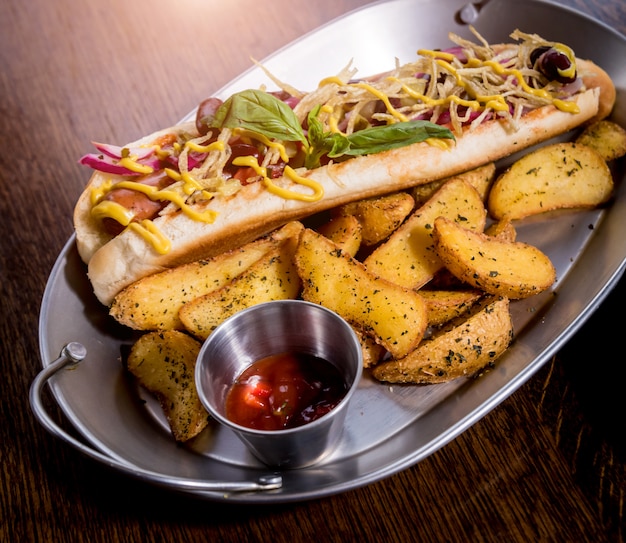 Hotdogs e batatas fritas em uma louça. refeição de fast-food. restaurante.