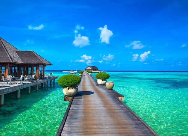 Foto hotel am tropischen strand auf den malediven