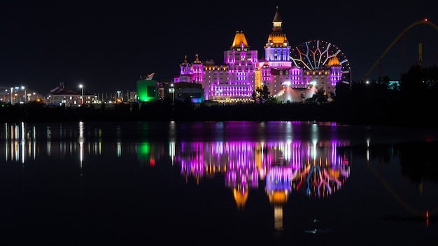 Hotel "Bogatyr" iluminado por la noche en el Parque Olímpico, Sochi, Rusia.