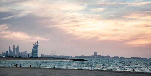 Hotel Burj Al Arab en Dubai al atardecer