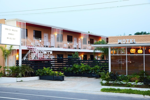 un hotel con un cartel que dice hotel en el exterior