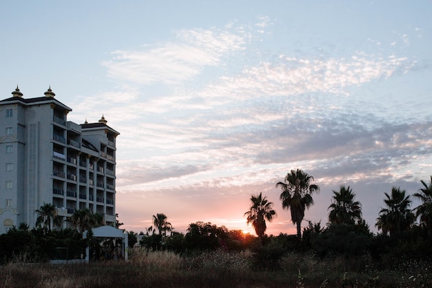 hotel de cinco estrellas en turquía con el telón de fondo del cielo